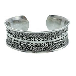Vintage Silver-Tone Textured Floral Detail Cuff Bracelet 7.25"